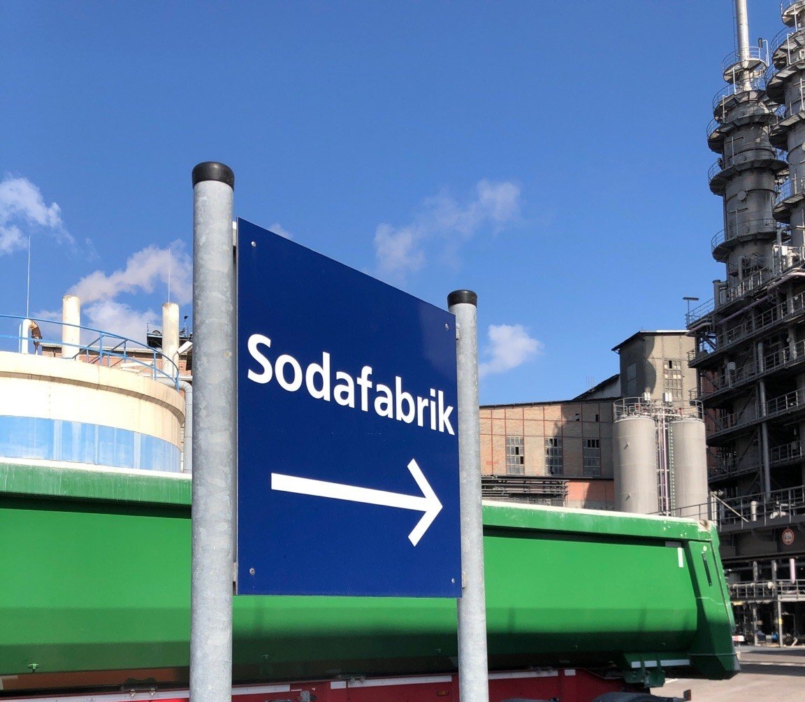 Ein Schild weist auf die Sodafabrik des Unternehmens Solvay in Bernburg hin.