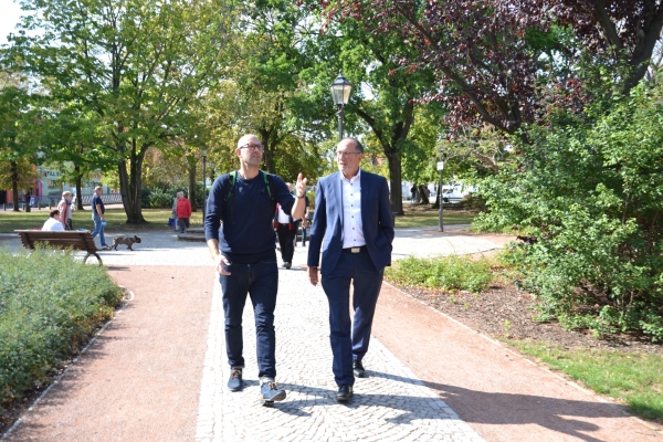 Wolfgang Aldag spaziert mit dem Bernburger Bürgermeister Henry Schütze durch die Stadt. 