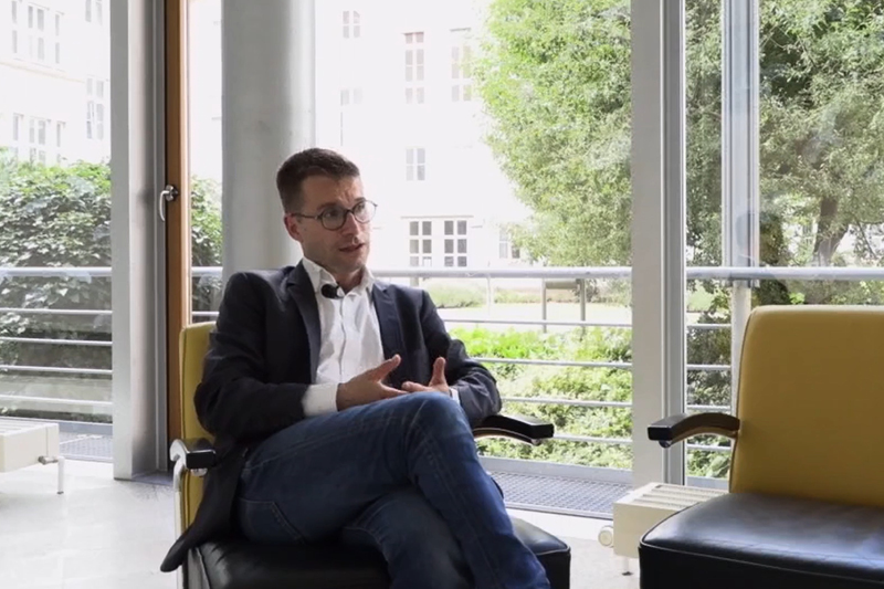 Der innenpolitische Sprecher Sebastian Striegel sitzt auf einem Sessel vor einem Panoramafenster.
