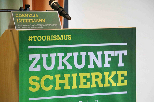 Das Redepult auf dem "Zukunft" Schierke zu lesen ist und das Namensschild von Cornelia Lüddemann steht.